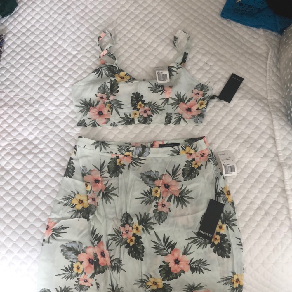 Floral crop top (size M) maxi skirt (Size L) set